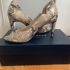 Come Haan women’s size 7 Roccia Snake Print peep toe heels